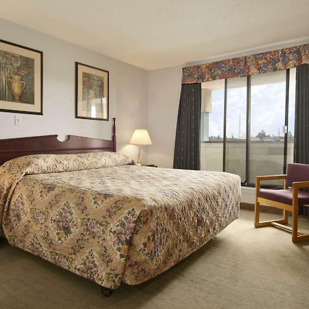 Super 8 By Wyndham Red Deer Exterior foto