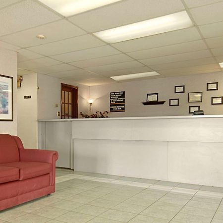 Super 8 By Wyndham Red Deer Exterior foto