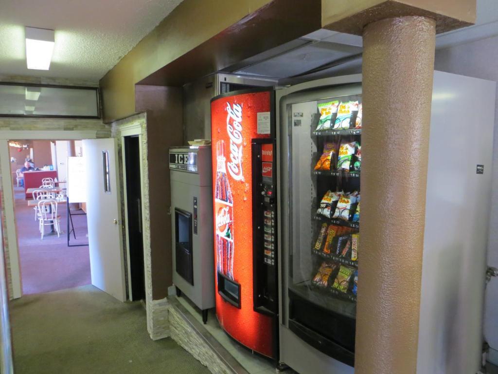Super 8 By Wyndham Red Deer Exterior foto